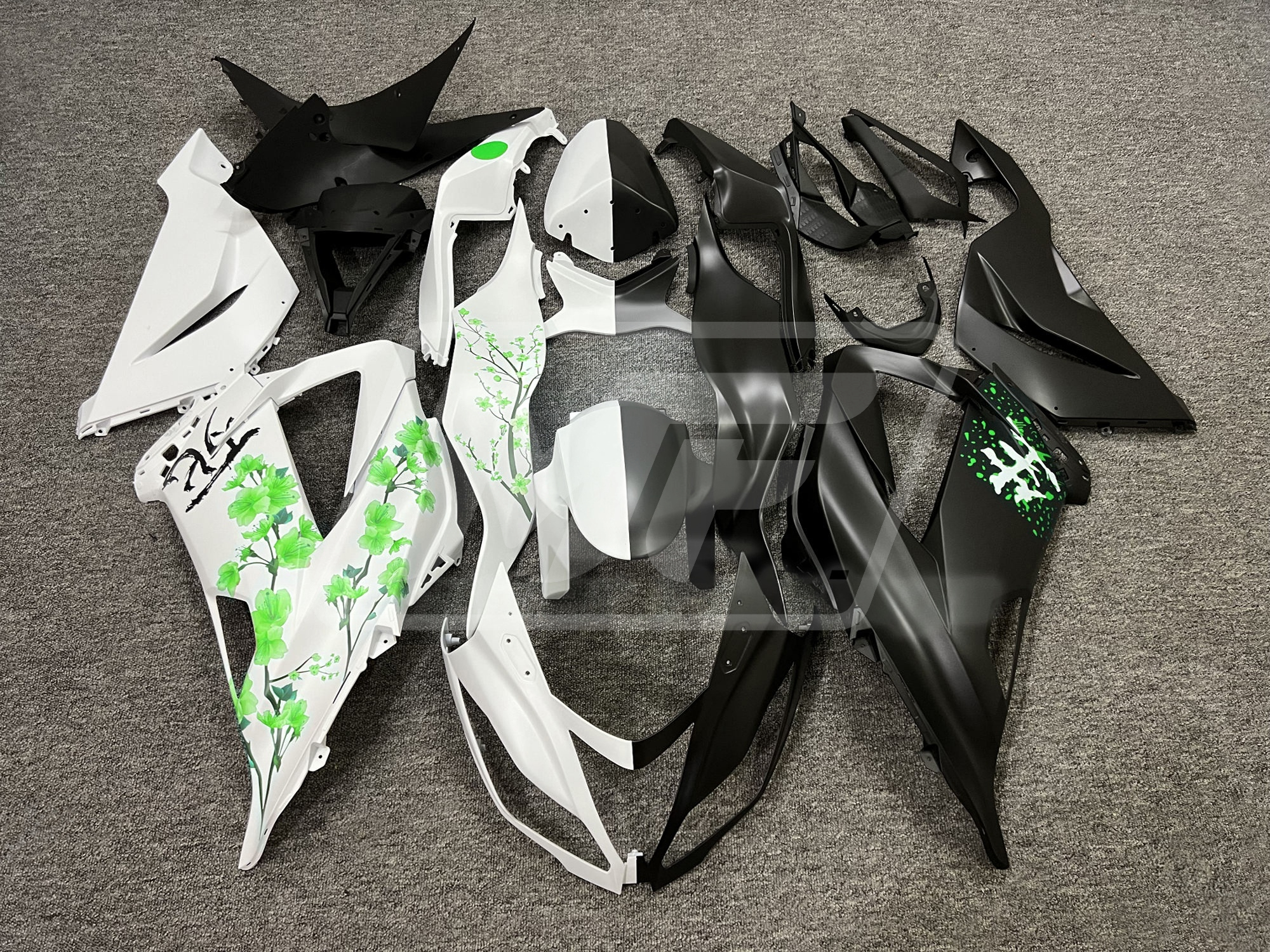 らいき Kawasaki ZX6R 2013-2018 Matte Black & White Green Cherry Blossom