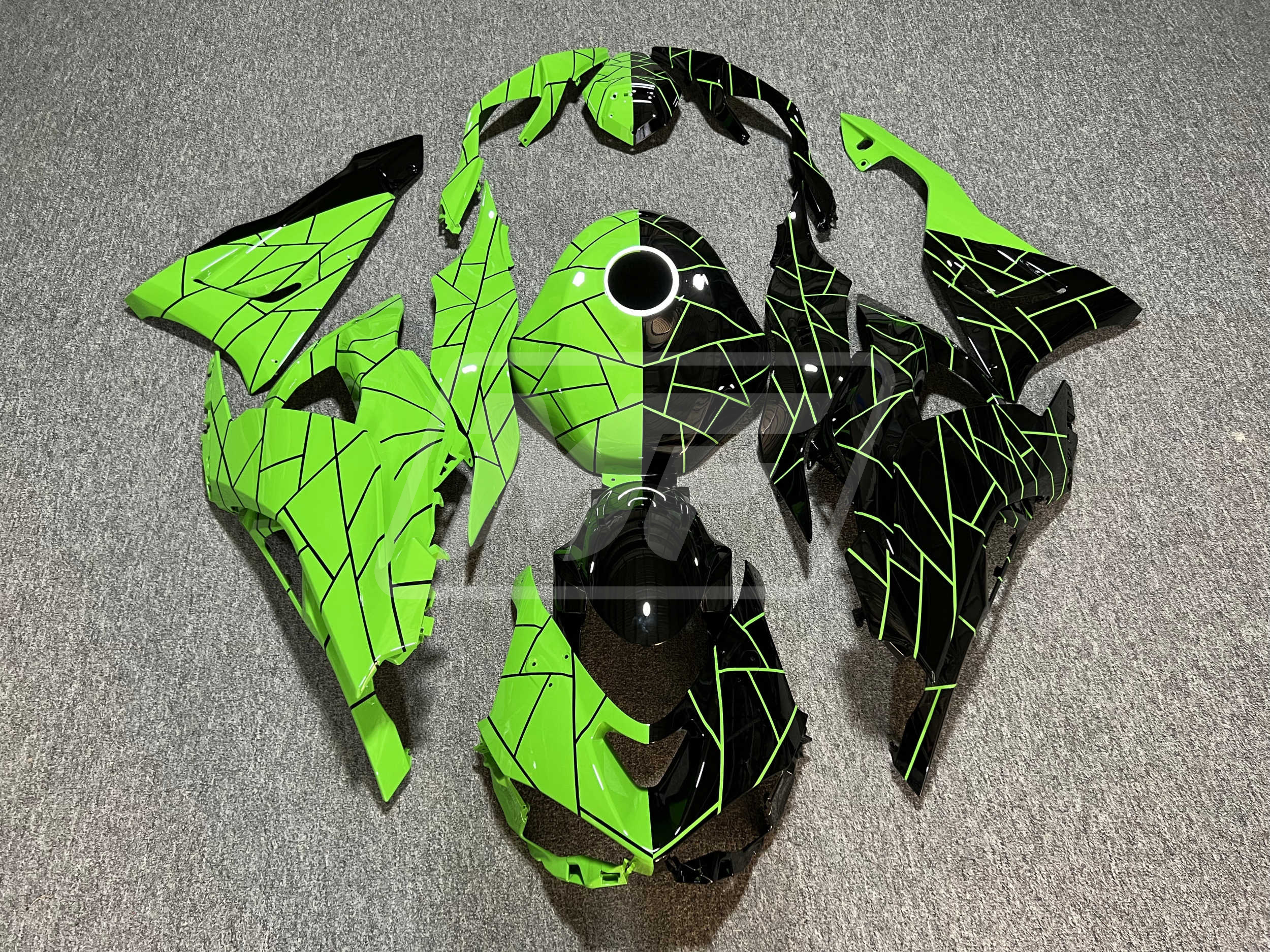 Kawasaki ZX6R 2024-2026 Gloss Green & Black Split Pattern ABS